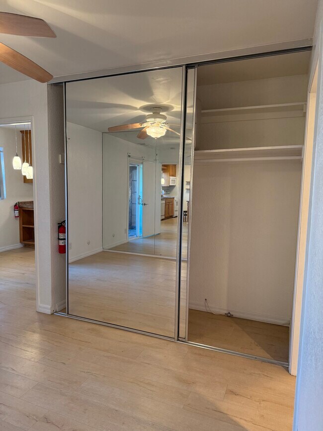 Building Photo - 3142 Midway Dr