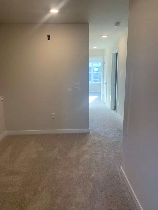 Building Photo - THREE BEDROOM/2.5 BATH TOWNHOME in Southern Lehigh School District