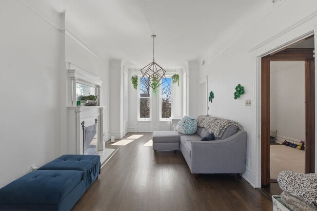 Building Photo - 850 W Oakdale Ave