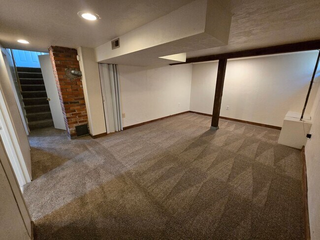 Building Photo - Beautiful North Side Home! Available Now!