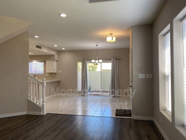 Building Photo - 4923 E Hazel Dr