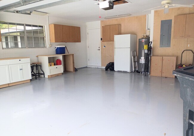 Building Photo - 727 Gilda Dr