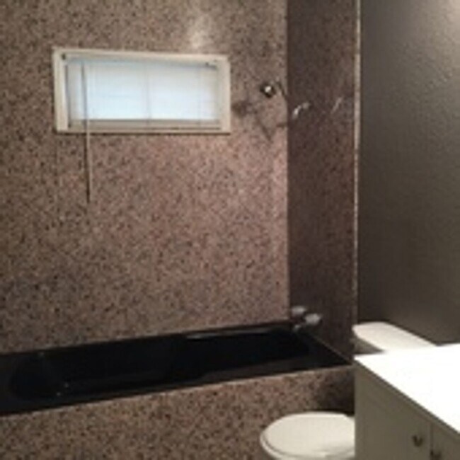 Building Photo - Pre Leasing for fall 2026! 5/3 in Medical District!