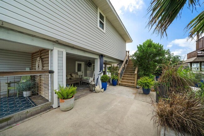 Building Photo - 1069 Redfish St