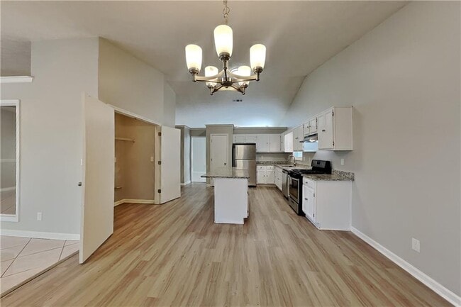 Building Photo - 615 Paris Dr