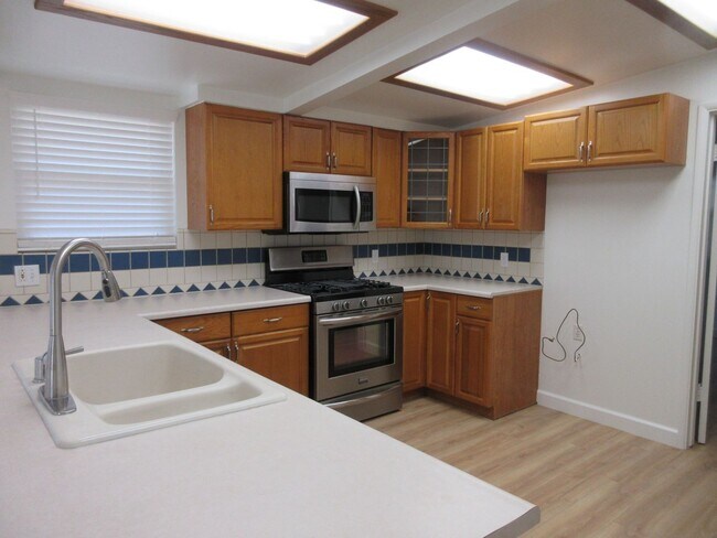 Building Photo - 10818 Paso Robles Ave
