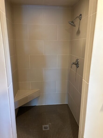 Walk in Shower - 7702 SE 58th St