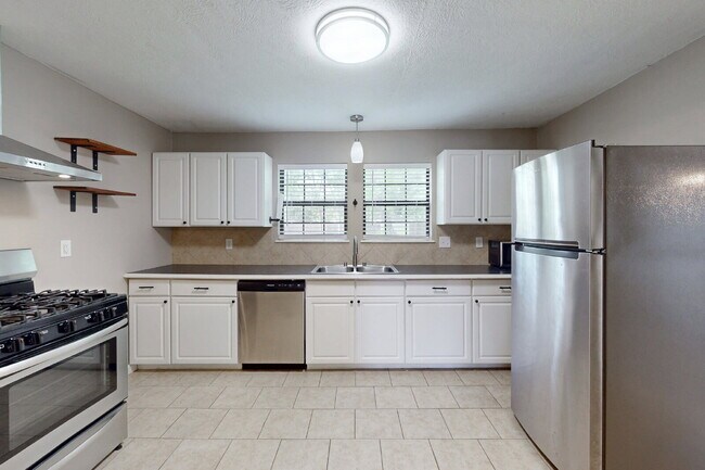 Building Photo - 2304 Staunton Dr