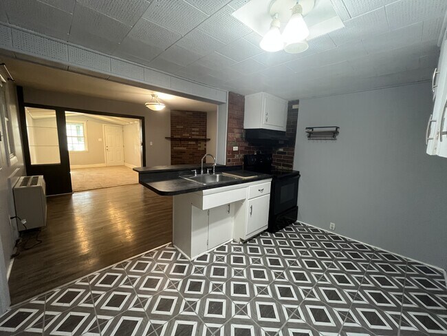 Building Photo - 1077 Main St