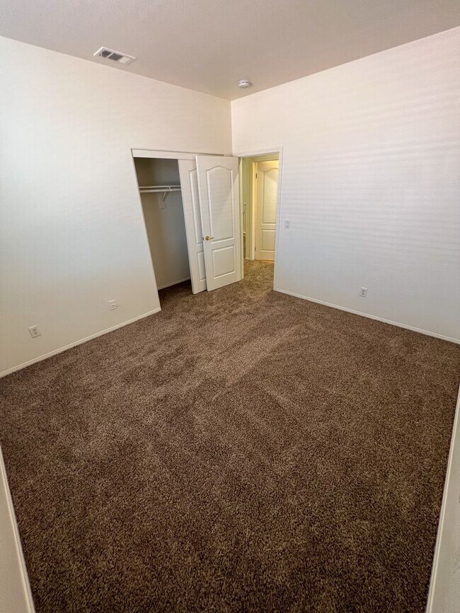 Building Photo - Spacious 4 Bedroom 3 Bathroom Home with 3 ...