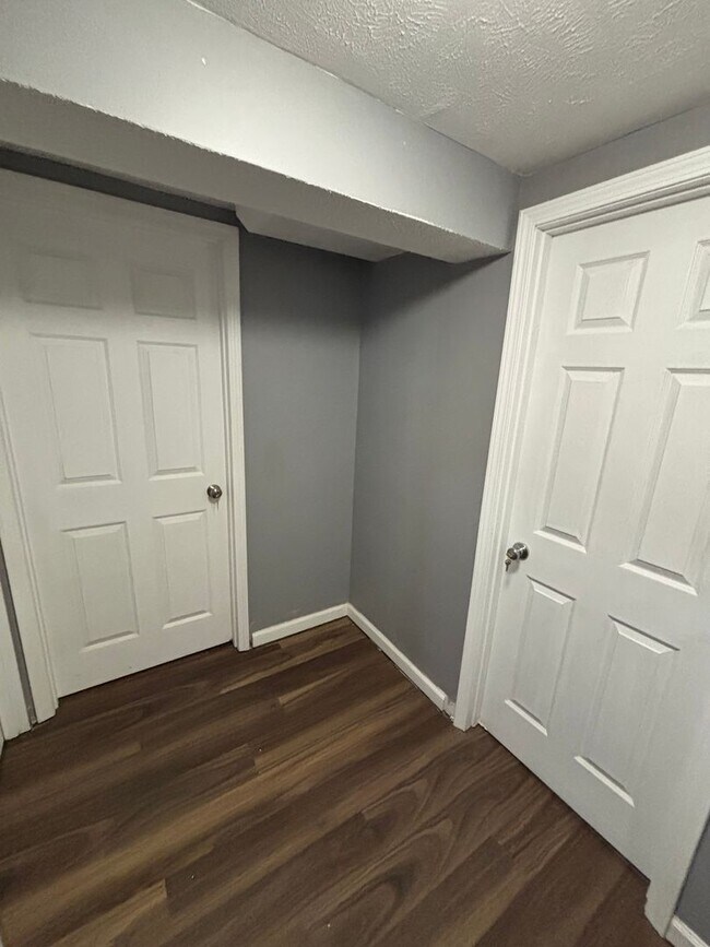 Building Photo - Spacious 4 Bedroom 1.5 Bath House!!