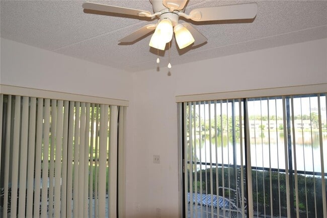 Building Photo - 209 Woodlake Wynde