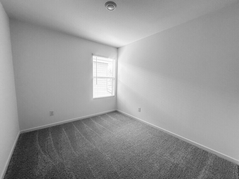 Building Photo - 910 Sandhill Crane Ln