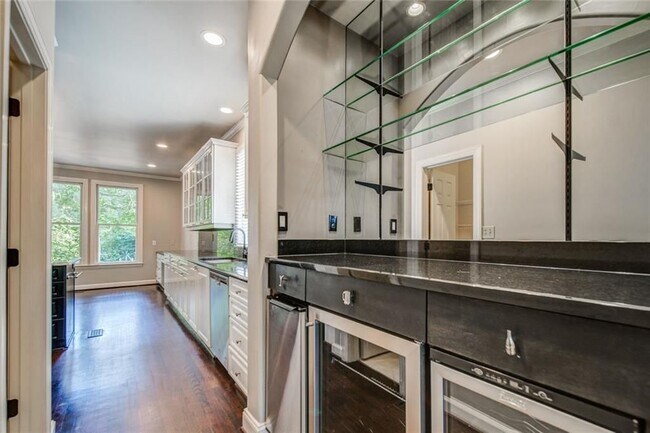 Building Photo - 2555 Ridgewood Rd NW