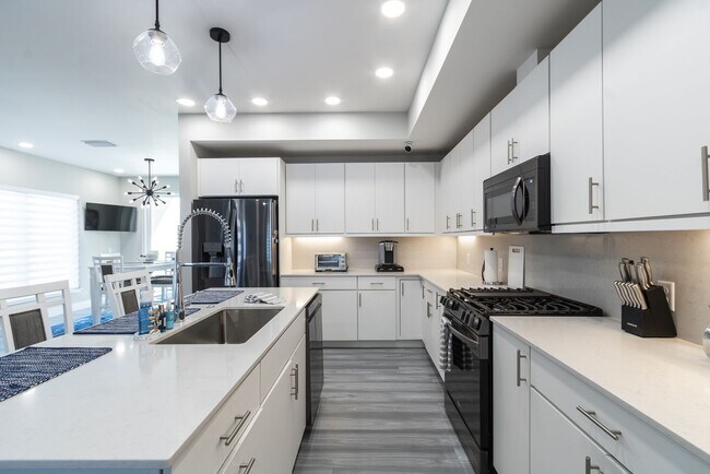 Building Photo - 3349 SW 50th Dr
