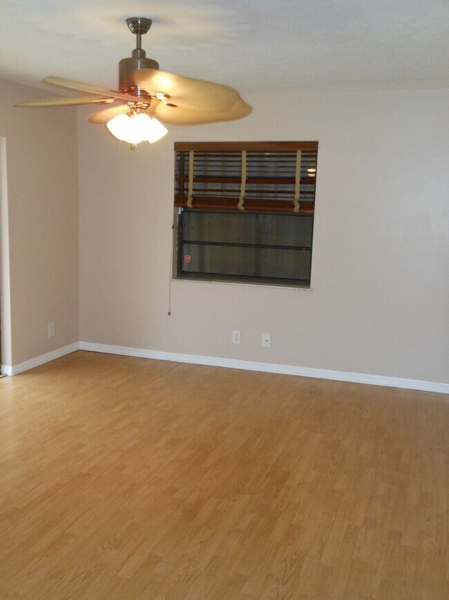 Building Photo - CHARMING 2 BEDROOM POOL HOME IN THE HEART OF JENSEN BEACH