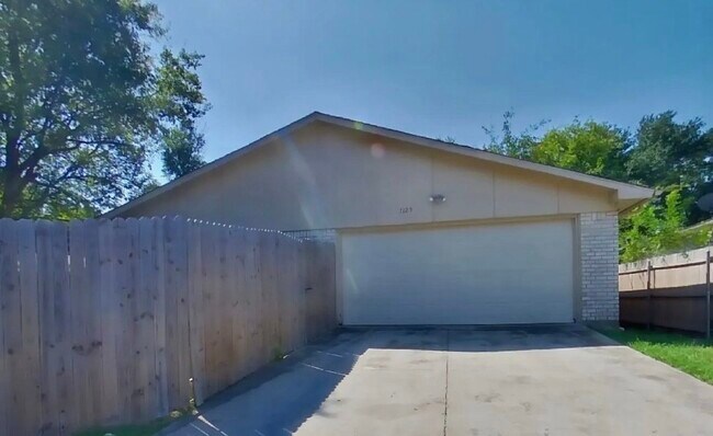 Building Photo - Bright, Spacious, and Ready to Call Home — 3 Bedrooms