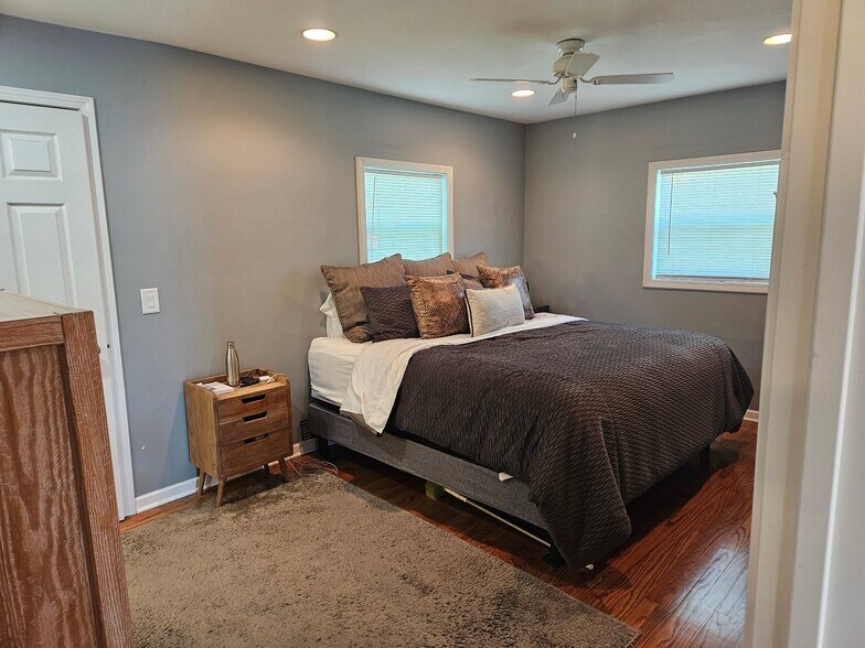 Building Photo - 4213 Riverview Dr
