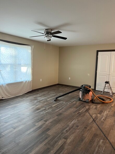 Living room - 96 Hanshew Ln