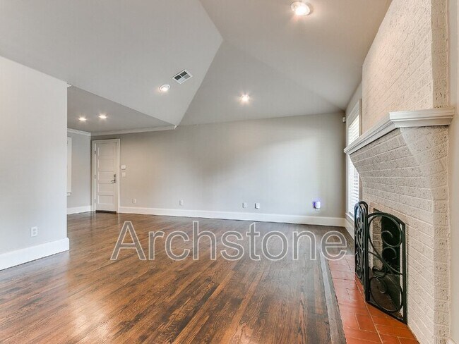 Building Photo - 9631 Stratford Dr