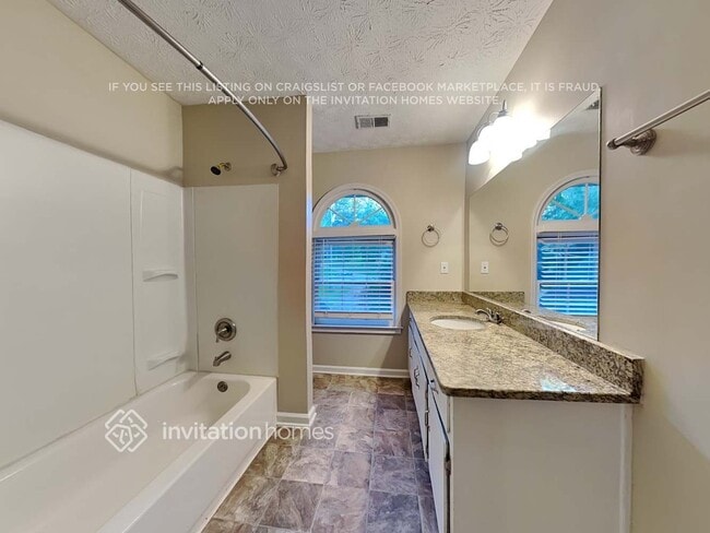 Building Photo - 990 Thousand Oaks Dr