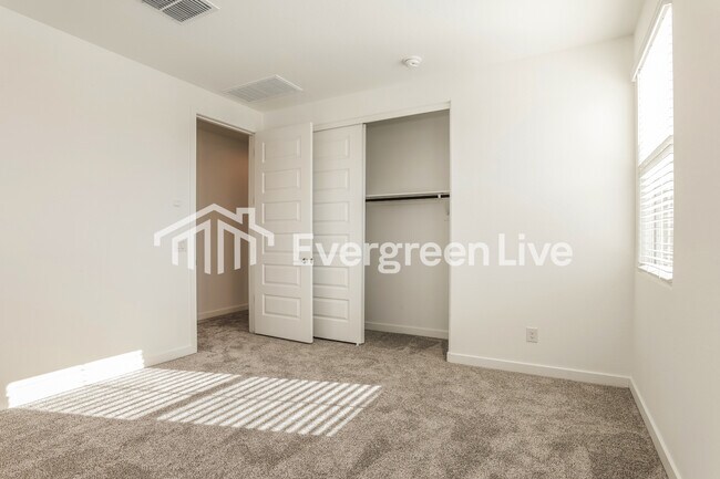 Building Photo - 10118 E Ulysses Ave