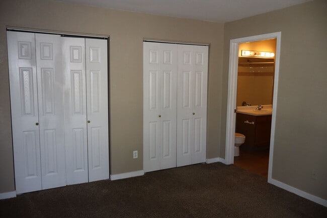 Building Photo - Convenient & Comfortable Condo Living Near...