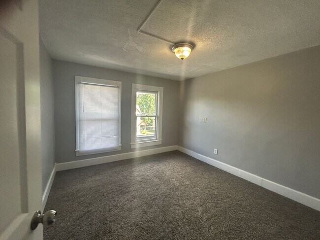 Building Photo - 3 Bedroom with a bonus room in East Davenport