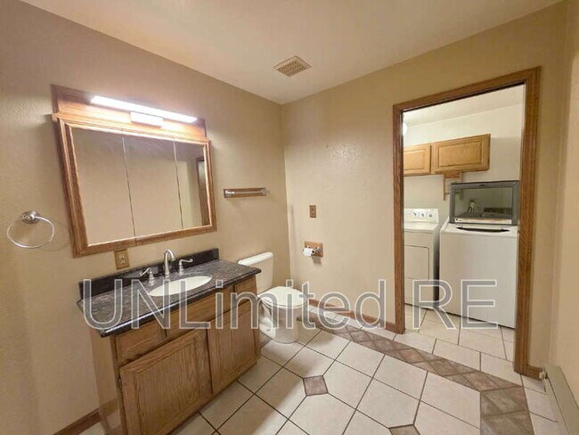 Building Photo - 2589 N Oakmont Dr