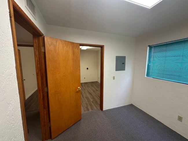 Building Photo - 927 N Swan Rd