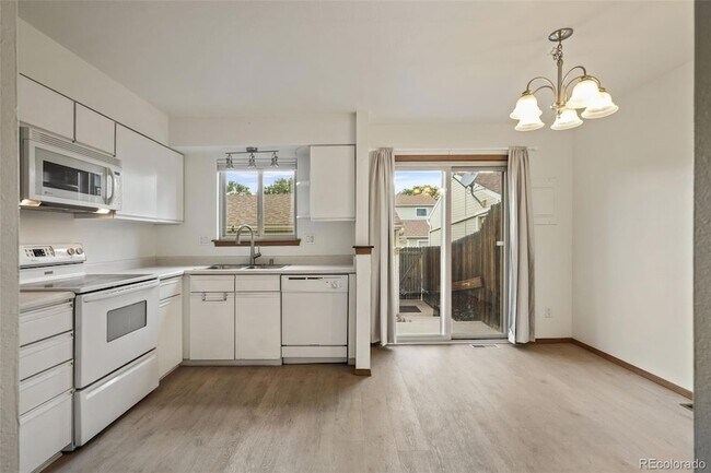 Building Photo - 7941 Lexington Park Dr