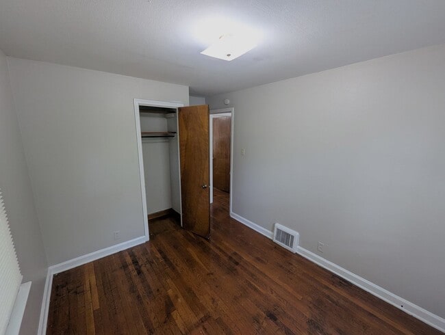 Building Photo - Cozy 3 Bedroom House!