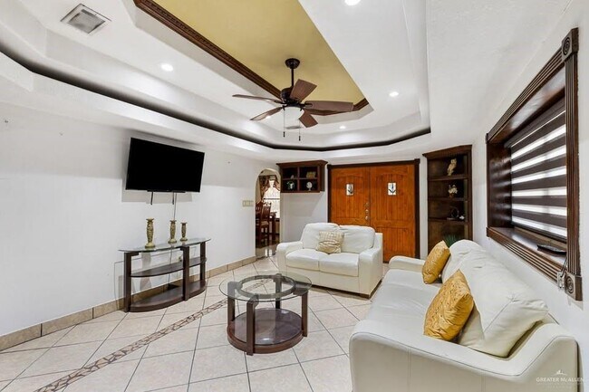 Building Photo - 2306 Flores Dr