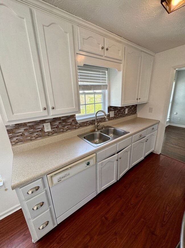 Building Photo - 3 bed & 2 bath located in Oxford! Additional photos coming soon!