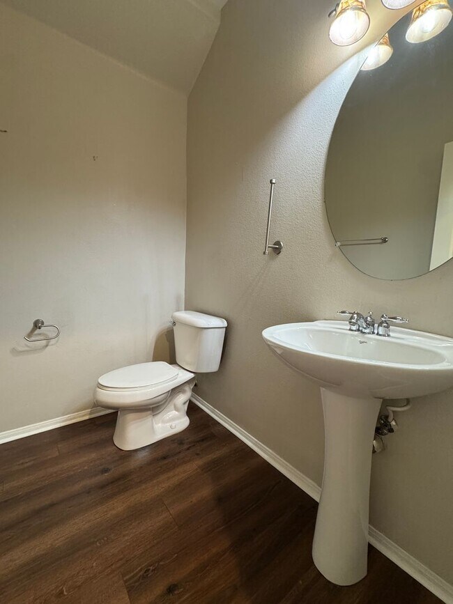 Building Photo - Spacious Lakeview Home with Loft & Community Amenities