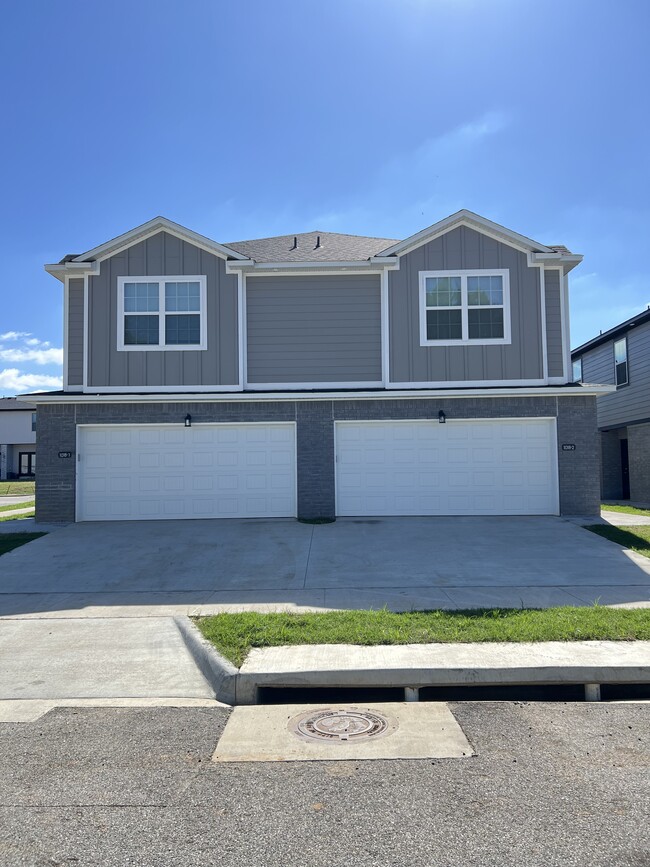 Primary Photo - 1018 S Benchmark Ln
