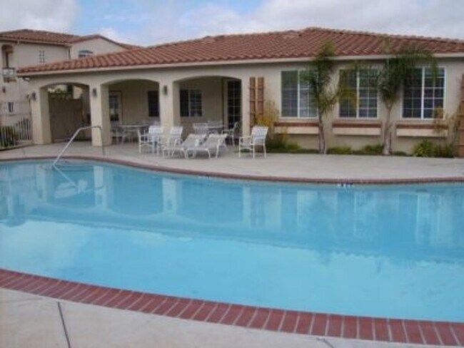 Building Photo - Centrally Located Downstairs Condo in the Oak Creek Villas