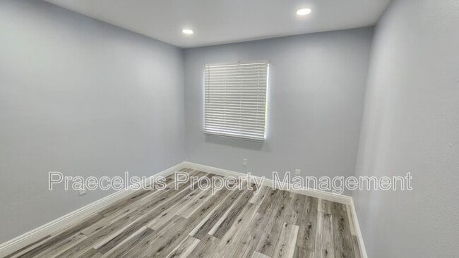 Building Photo - 2047 Lakeridge Cir