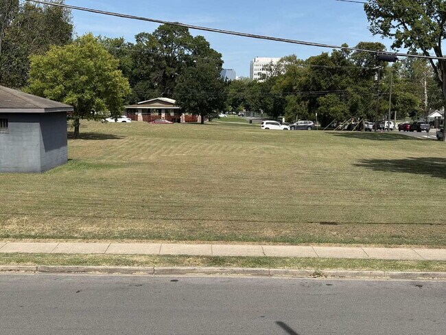 Building Photo - Amazing Location! View of Centennial Park! 1 Bed 1 Bath