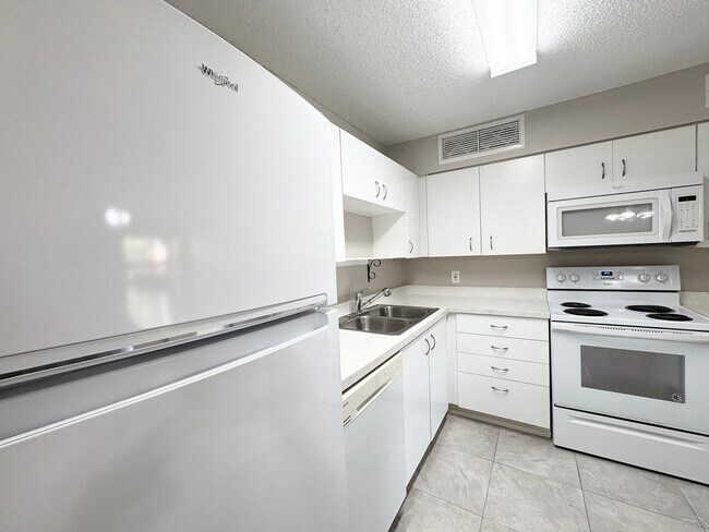 Building Photo - 1/1 Condo in Gated Lakefront Community of Altamonte Springs!