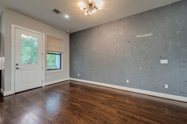 Building Photo - 2424 Hadley St