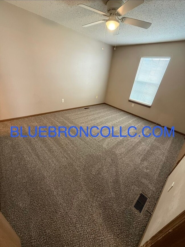 Building Photo - Newly remodeled 3 bedroom townhome for a great price!