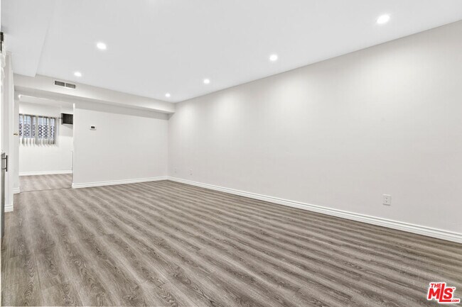 Building Photo - 330 E Dryden St