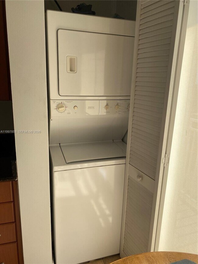 Building Photo - 2425 SW 27th Ave