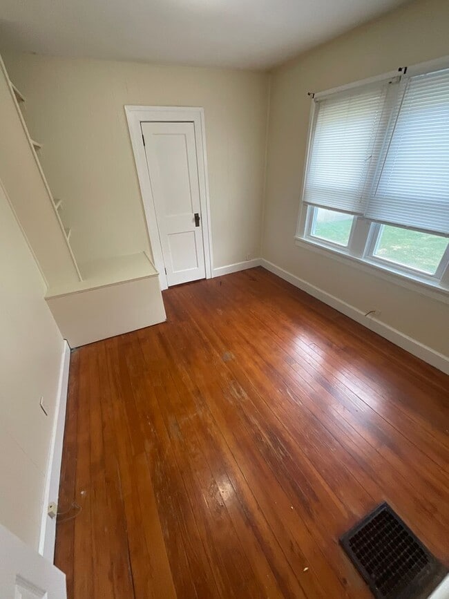 Building Photo - ***AVAILABLE AUGUST 2027*** 5 Bed 2 Bath house. Close to business school. Excellent Location!