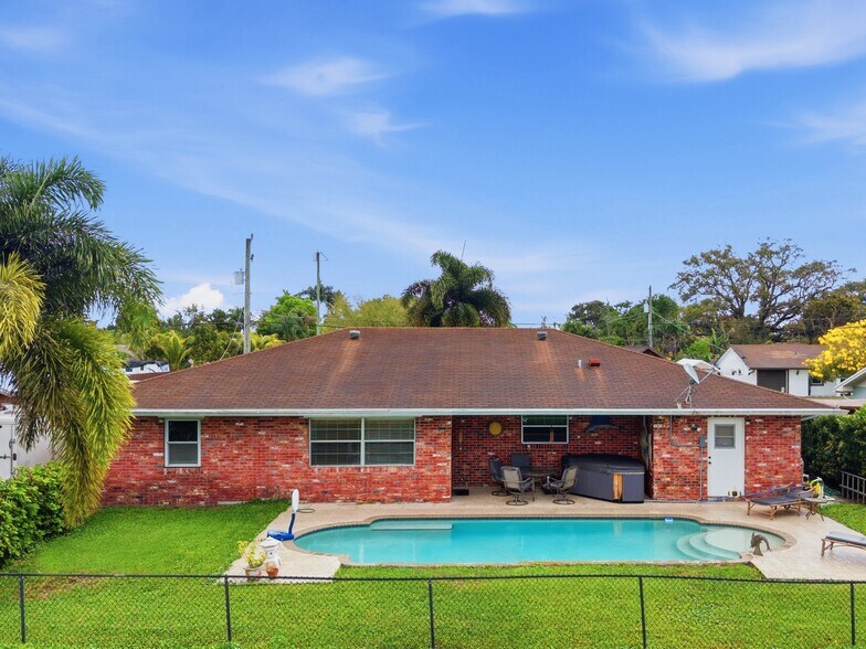 Building Photo - 6611 Venetian Dr