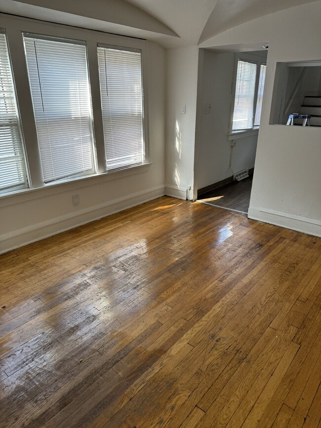 Building Photo - 4 Bedroom / 1 Bathroom