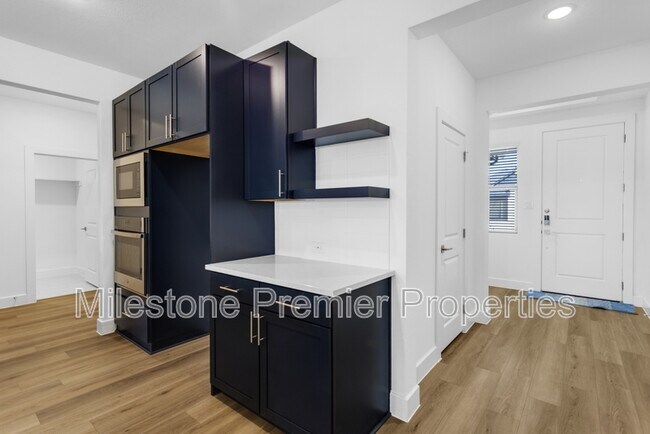 Building Photo - 820 Sunflower Trl