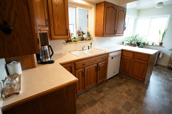 Building Photo - 180 Estes St