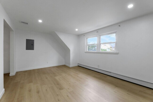 Building Photo - 130 Mt Vernon St